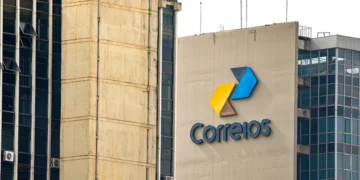 Fachada da sede dos Correios com logotipo em destaque.