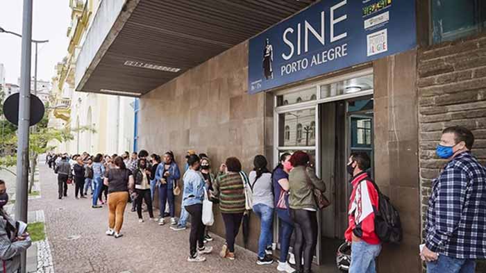 Fila de pessoas aguardando atendimento no Sine Porto Alegre para intermediação de trabalho. 