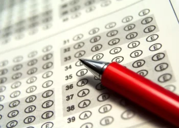 3 Concursos Federias. Imagem de um exame de múltipla escolha com caneta vermelha destacando as opções, baseado nas provas de concursos.