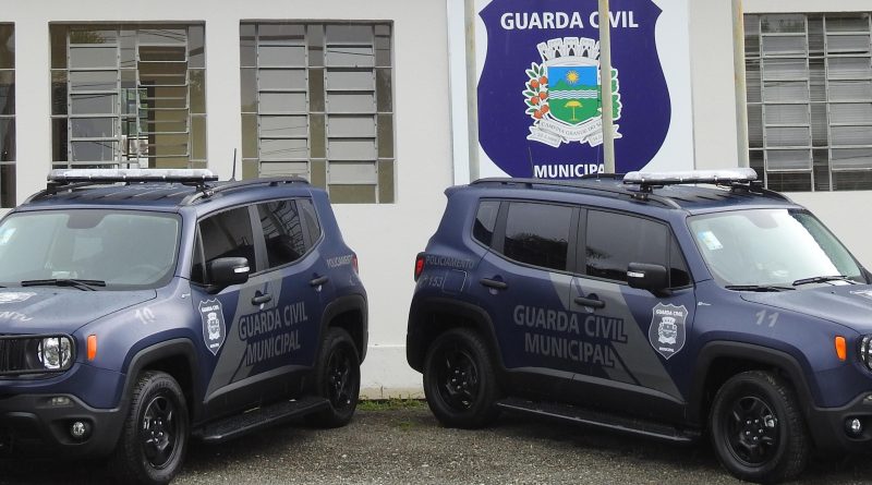 Viaturas da Guarda Civil Municipal de Mandaguari em frente ao prédio da corporação, destacando os veículos utilizados para o patrulhamento.