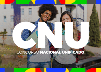 Imagem promocional do CNU 2025, com estudantes sorrindo em frente a um prédio universitário, representando a diversidade e o futuro profissional.