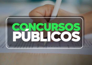 Pessoa preenchendo formulário de concurso público, com a palavra 'Concursos Públicos' em destaque.