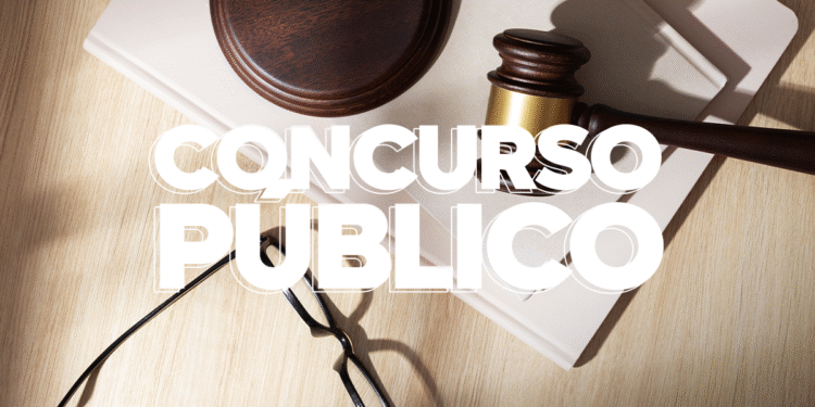 Martelo de juiz sobre documentos e óculos em fundo de madeira, representando o concurso público para Investigador e Escrivão de Polícia Judiciária.