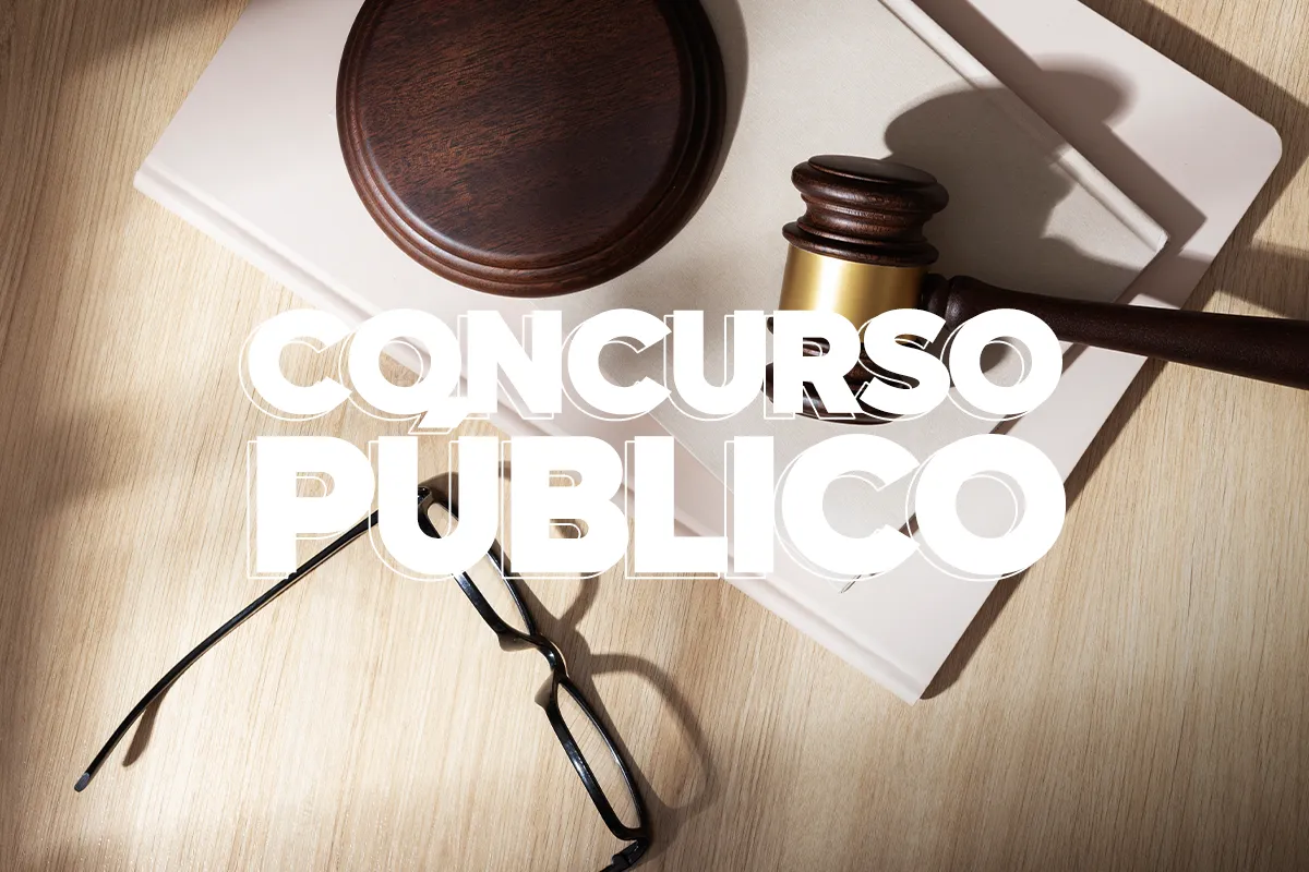 Imagem relacionada à preparação para concursos públicos na Bahia, com gavel (martelo judicial), documentos e óculos, simbolizando a importância de estar preparado para concursos em 2025.