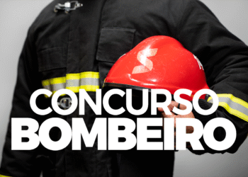 concurso do Corpo de Bombeiros do Rio Grande do Sul, com um bombeiro segurando o capacete vermelho e vestindo o uniforme de combate a incêndios.