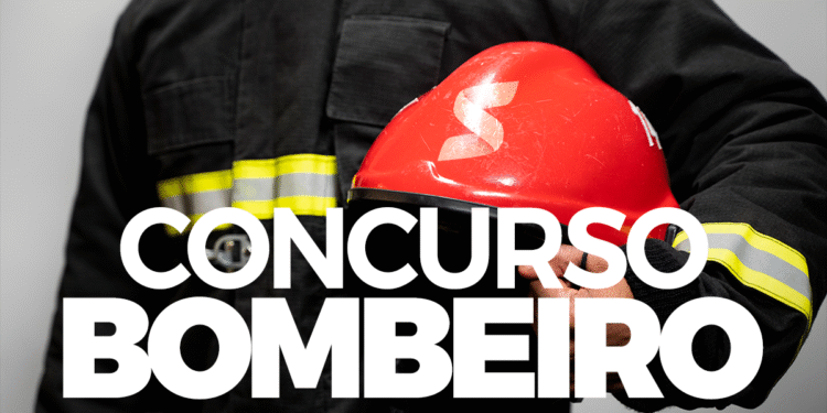 concurso do Corpo de Bombeiros do Rio Grande do Sul, com um bombeiro segurando o capacete vermelho e vestindo o uniforme de combate a incêndios.