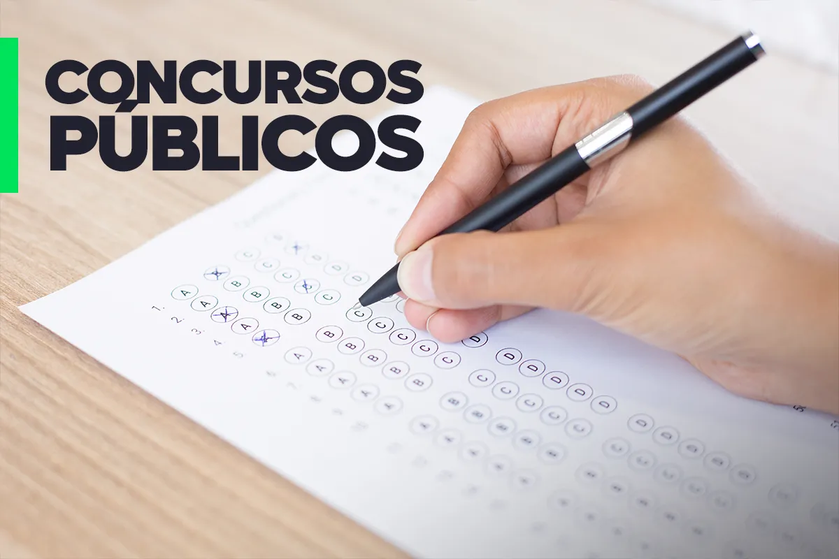 Imagem de um candidato preenchendo uma prova objetiva de múltipla escolha, com o tema Processo de Seleção para o Concurso DEGASE RJ 2025.