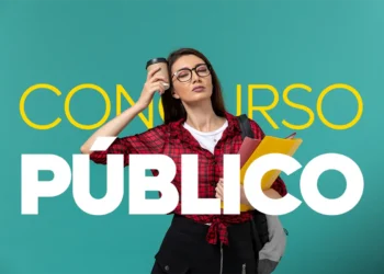 Candidata cansada, com café e materiais de estudo, se preparando para o concurso público.