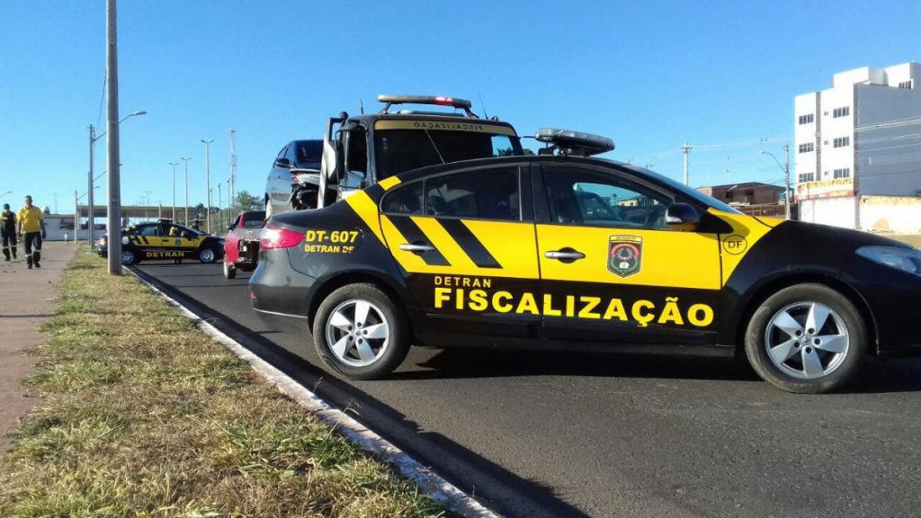 Fiscalização de veículos pelo Detran em operação na estrada.
