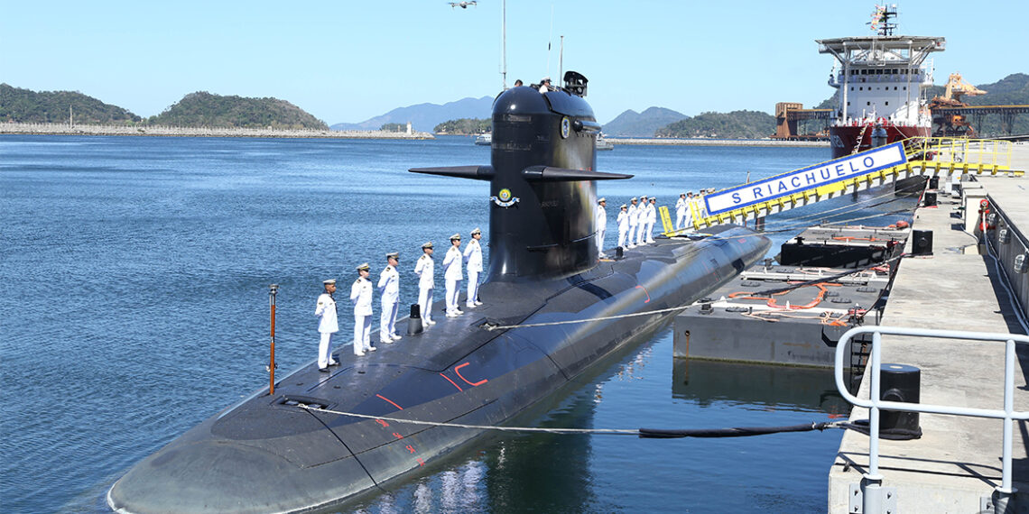 Submarino S Riachuelo da Marinha do Brasil com tripulação em formação na borda do casco.