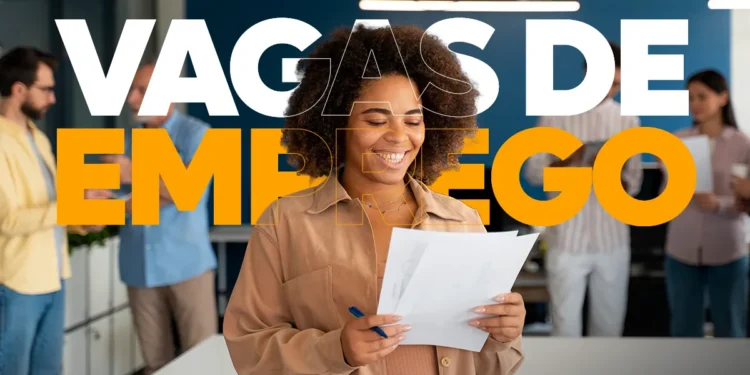 Imagem de uma pessoa sorrindo ao receber documentos de emprego, com destaque para a mensagem sobre mais de 1.000 vagas oferecidas pelo Grupo L’Oréal.