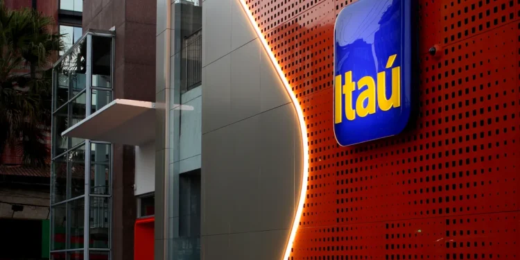Fachada moderna de agência Itaú com logo destacado, representando o ambiente corporativo do banco.
