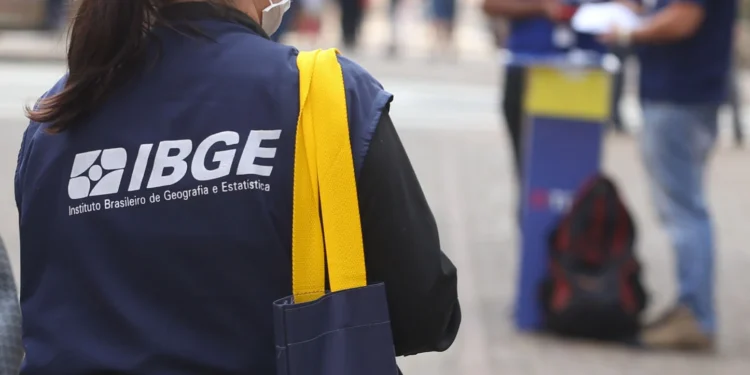 quipe do IBGE durante a realização de um censo, com a logo do IBGE em destaque.