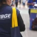 quipe do IBGE durante a realização de um censo, com a logo do IBGE em destaque.