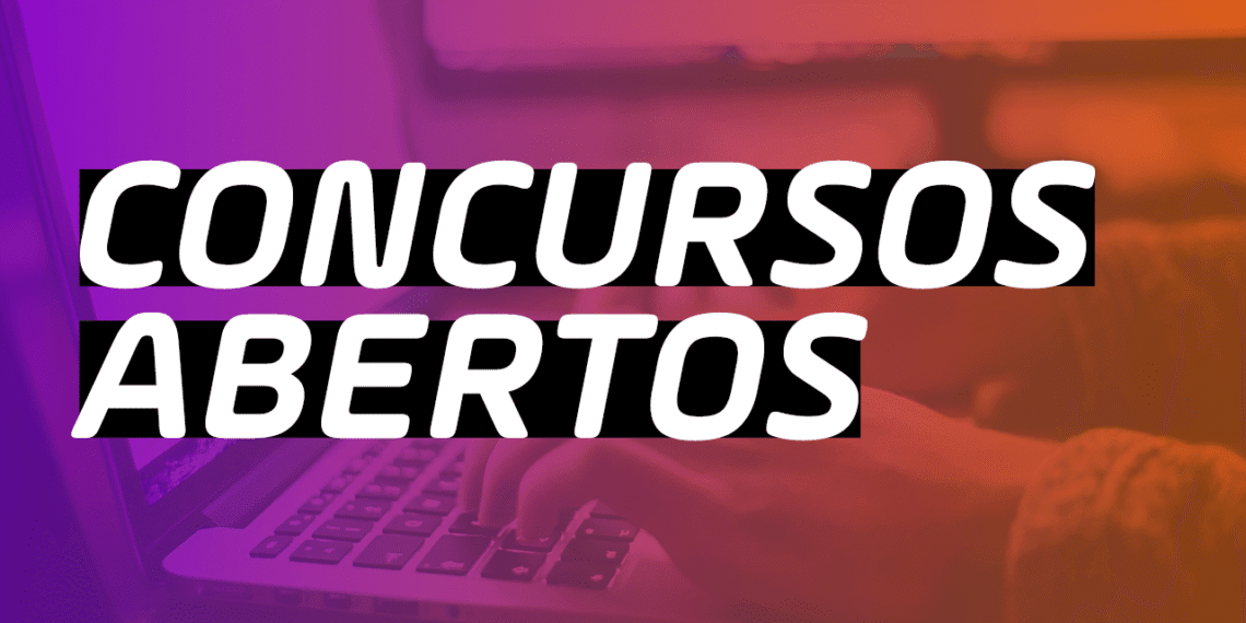 Pessoa digitando em um computador com a frase 'Concursos Abertos' sobreposta. 