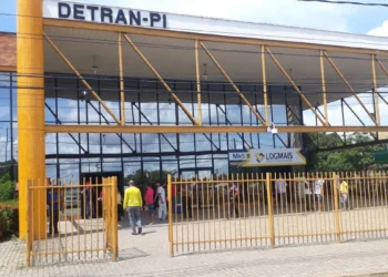 Fachada do Detran-PI, com pessoas na frente, sendo o último dia para inscrições do processo seletivo.