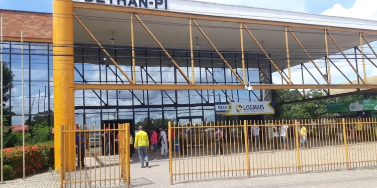 Fachada do Detran-PI, com pessoas na frente, sendo o último dia para inscrições do processo seletivo.