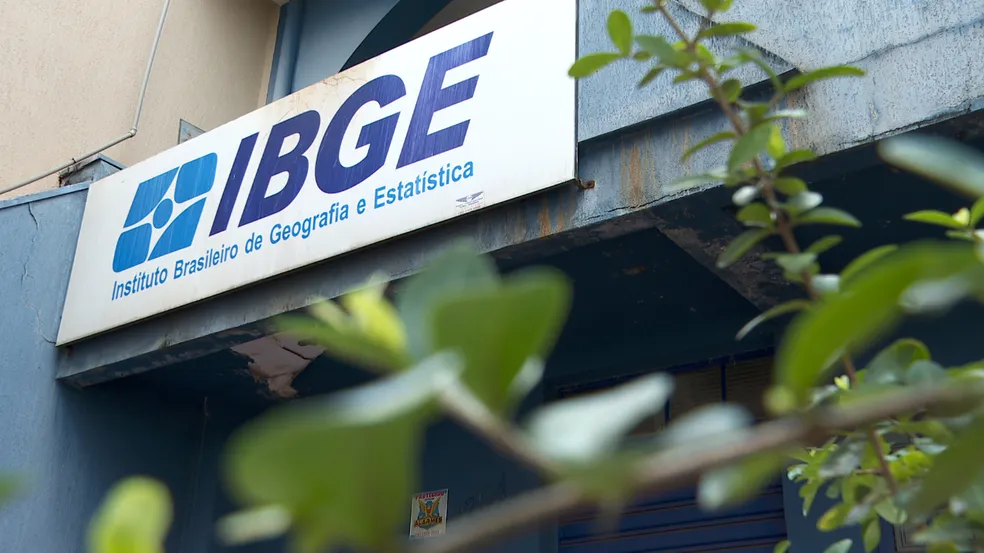 Placa do Instituto Brasileiro de Geografia e Estatística (IBGE) em prédio da instituição.