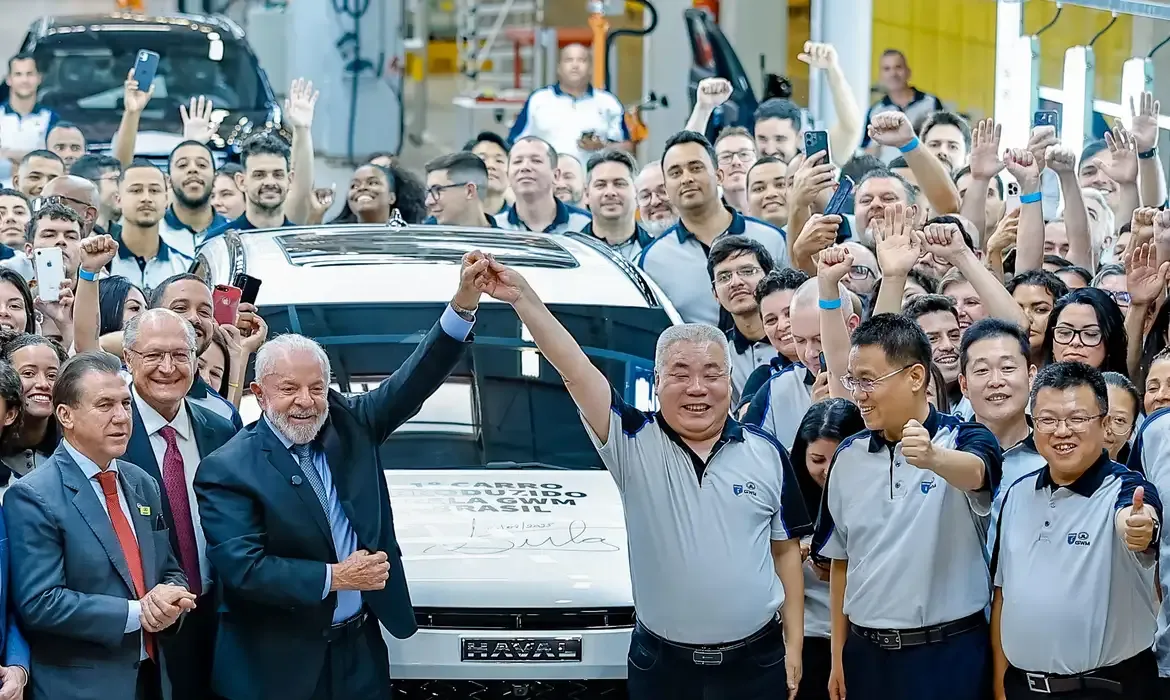 Lula e líderes da GWM celebram crescimento do setor automotivo no Brasil com a produção do primeiro carro da montadora em 2025, em meio ao aumento da produção e exportações no país.