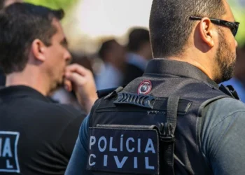 Concurso Polícia Civil de Mato Grosso do Sul. Policiais em ação, com uniformes e equipamentos típicos.