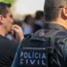 Concurso Polícia Civil de Mato Grosso do Sul. Policiais em ação, com uniformes e equipamentos típicos.