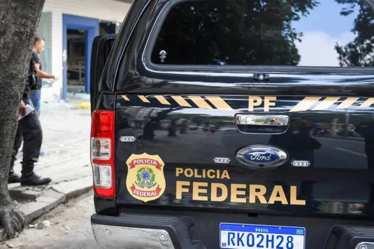 Imagem de um veículo da Polícia Federal com a identificação 'PF', simbolizando a segurança pública e o trabalho nas rodovias.