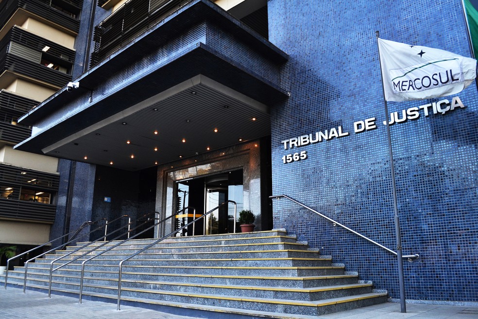 Fachada do Tribunal de Justiça do Rio Grande do Sul, com destaque para a entrada principal e a bandeira do Mercosul.