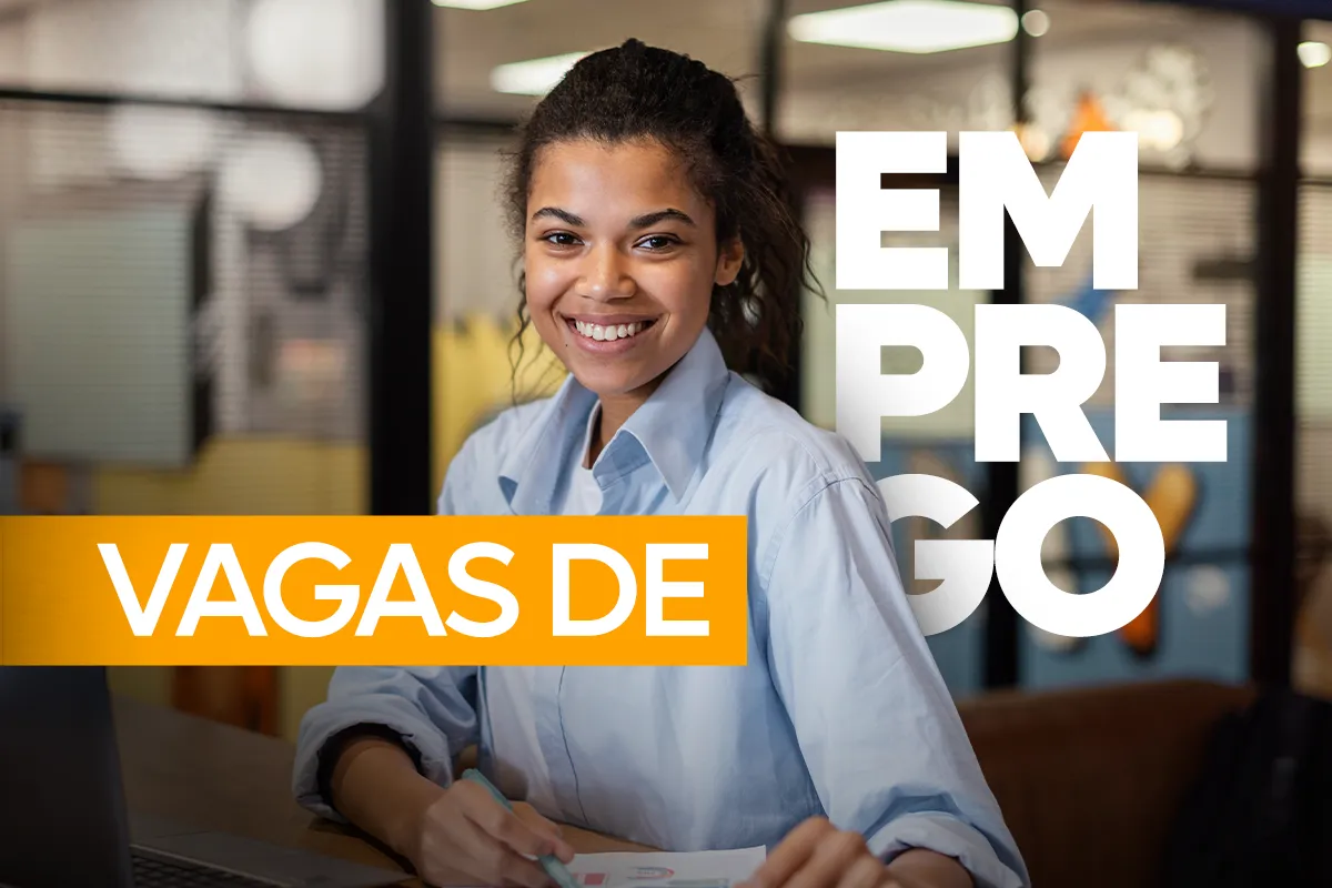 Imagem de uma jovem mulher sorrindo enquanto trabalha em um ambiente de escritório, com o texto 'Vagas de Emprego' em destaque, refletindo as tendências de empregos para 2025.