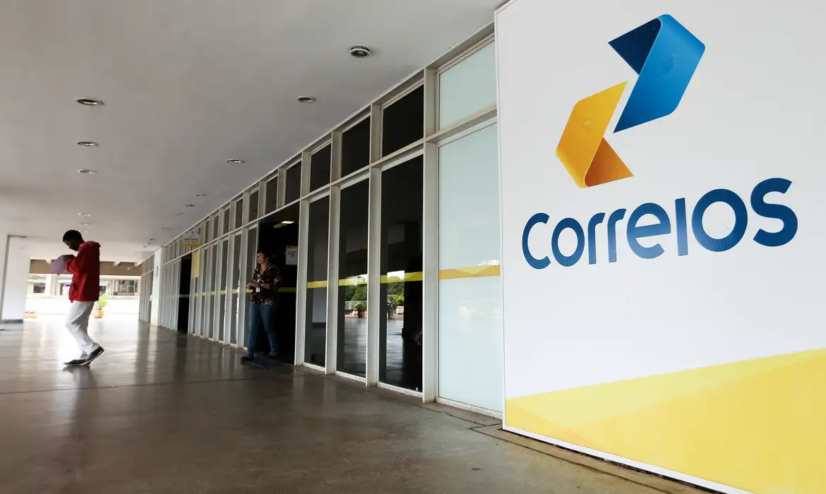 Edifício dos Correios com o logotipo da empresa em destaque na fachada.