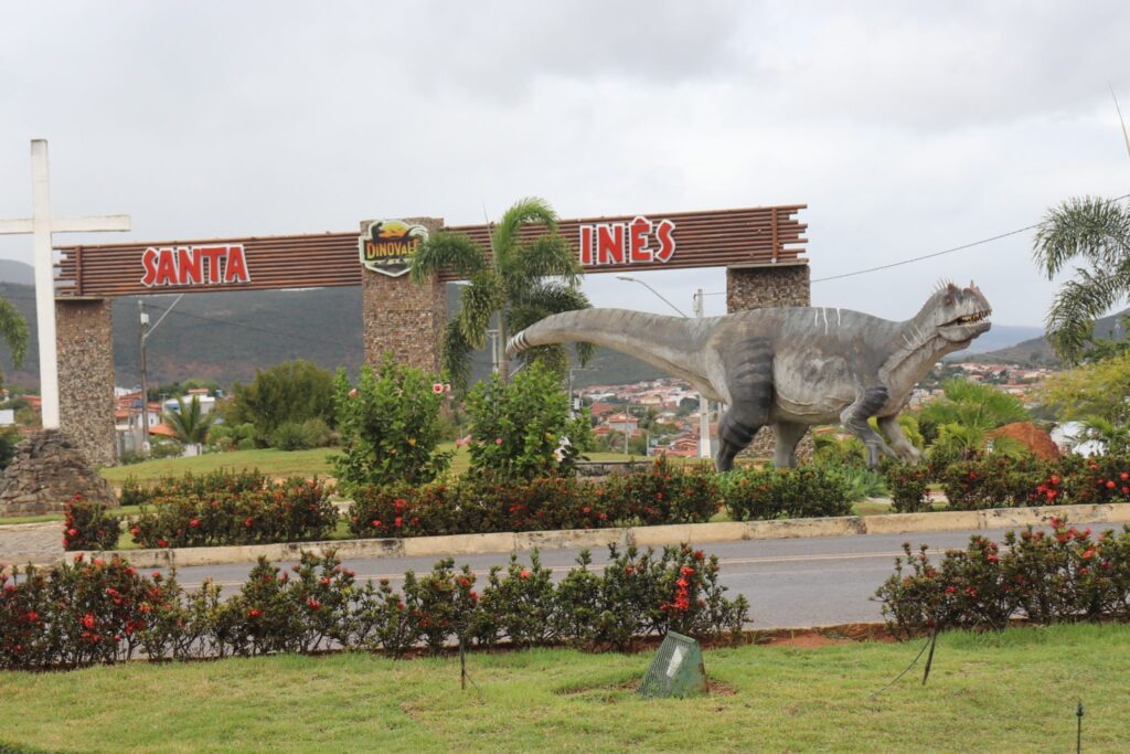 Escultura de dinossauro na entrada de Santa Inês, a "Cidade dos Dinossauros" na Bahia, abre concurso público. 