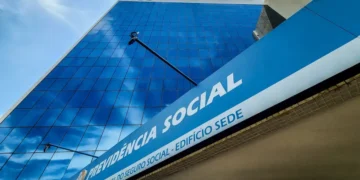Fachada do edifício sede da Previdência Social com identificação institucional do INSS