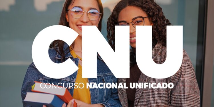 Dois participantes sorridentes segurando livros em frente a uma parede de vidro, com arte gráfica do Concurso Nacional Unificado (CNU).