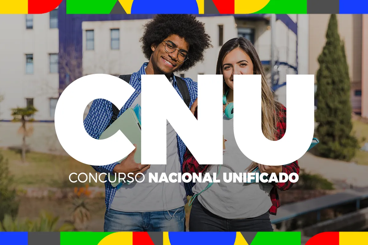 Jovens estudantes com o letreiro 'CNU' para representar a consulta ao Cartão de Confirmação de Inscrição