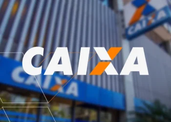 Logo da Caixa Econômica Federal, com o edifício da instituição ao fundo.