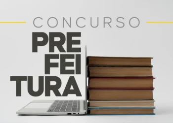 Imagem ilustrativa sobre o concurso da Prefeitura com livros e um computador, simbolizando o estudo e preparação para concursos públicos.