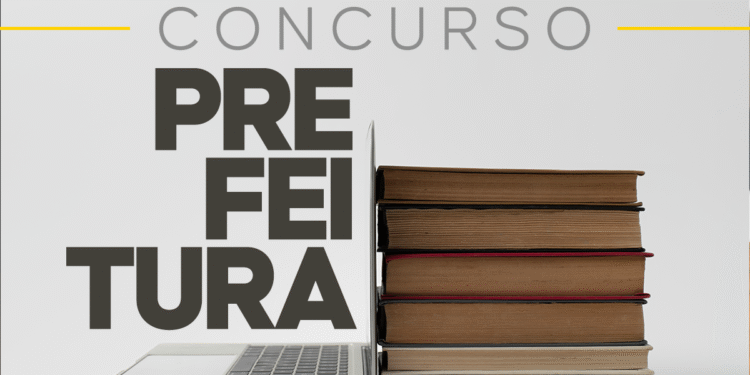 Símbolo de estudo para concurso de prefeitura, mostrando um laptop aberto ao lado de uma pilha de livros.