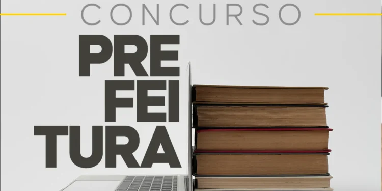 Um notebook e uma pilha de livros com a sobreposição de texto 'Concurso Prefeitura', representando a preparação para o concurso da área de trânsito na Bahia.