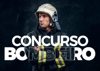 Homem bombeiro de uniforme, com expressão séria, destacando-se em fundo escuro. A imagem faz parte de uma campanha sobre concurso para o Corpo de Bombeiros Militar do Ceará.