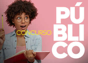 Jovem atenta e animada com lápis e caderno em mãos, se preparando para os concursos públicos.