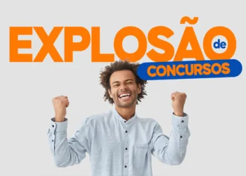 Homem comemorando a publicação de 7 novos editais de concursos públicos.