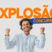 Homem comemorando a publicação de 7 novos editais de concursos públicos.