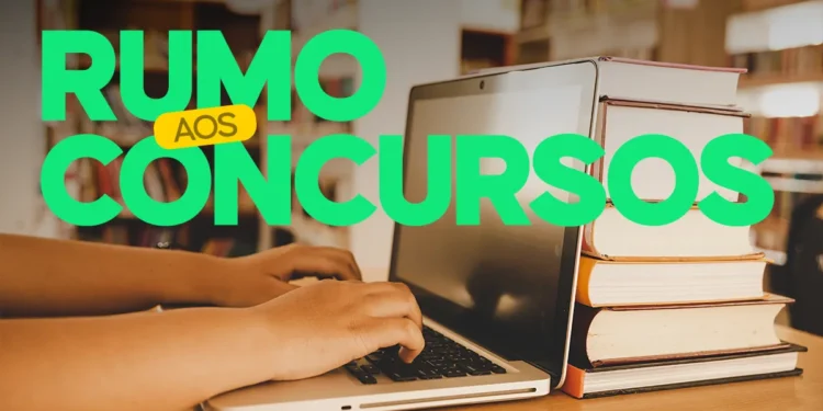 Estudante digita em notebook com livros empilhados ao lado e frase Rumo aos Concursos simbolizando o anúncio do concurso da Câmara dos Deputados com salários iniciais de até R$ 29,4 mil