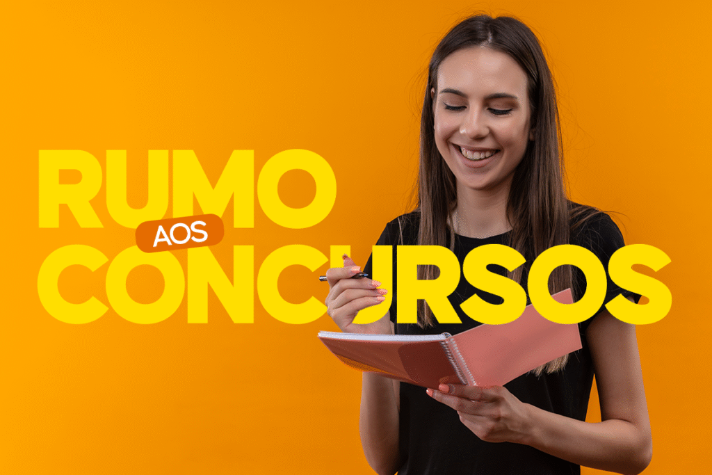 Mulher jovem e sorridente com uma caneta e um caderno, estudando para concursos públicos.