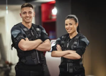 Dois candidatos de concurso policial usando uniforme de treino, representando a discussão sobre altura mínima