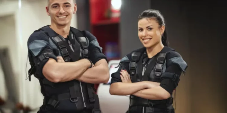 Dois candidatos de concurso policial usando uniforme de treino, representando a discussão sobre altura mínima