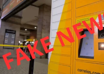 Imagem de um armário de autoatendimento de encomendas, com uma mulher ao fundo em um ambiente de loja, com a palavra 'FAKE NEWS' em destaque