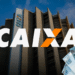 Fachada da Caixa Econômica Federal com dinheiro em destaque.