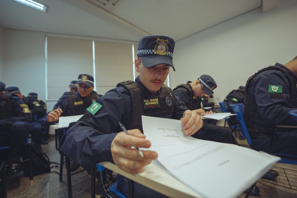 Guardas municipais em treinamento para concurso, com foco na segurança urbana. 