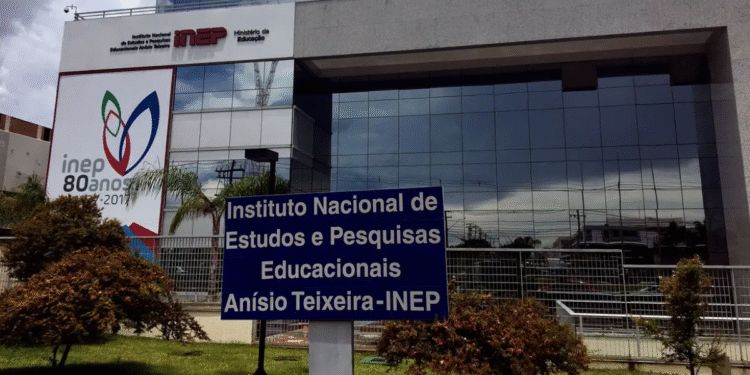 Sede do Inep em Brasília com placa indicativa, Instituto Nacional de Estudos e Pesquisas Educacionais Anísio Teixeira que organiza o Encceja.