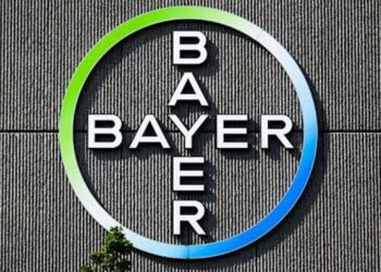 Logo da Bayer em destaque na fachada de um prédio corporativo